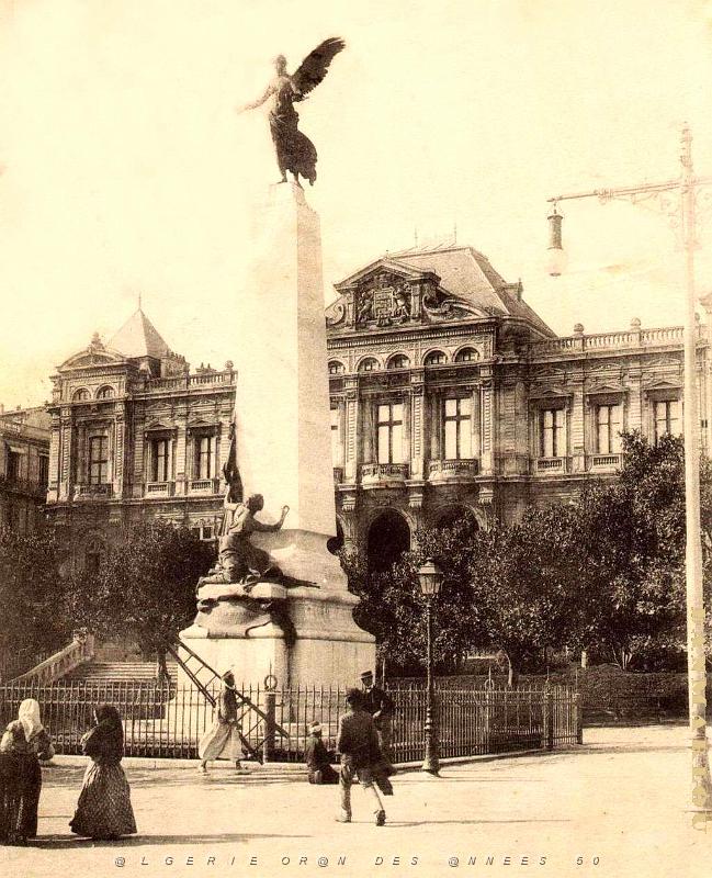 PA i- 48- Place d'armes animee.jpg